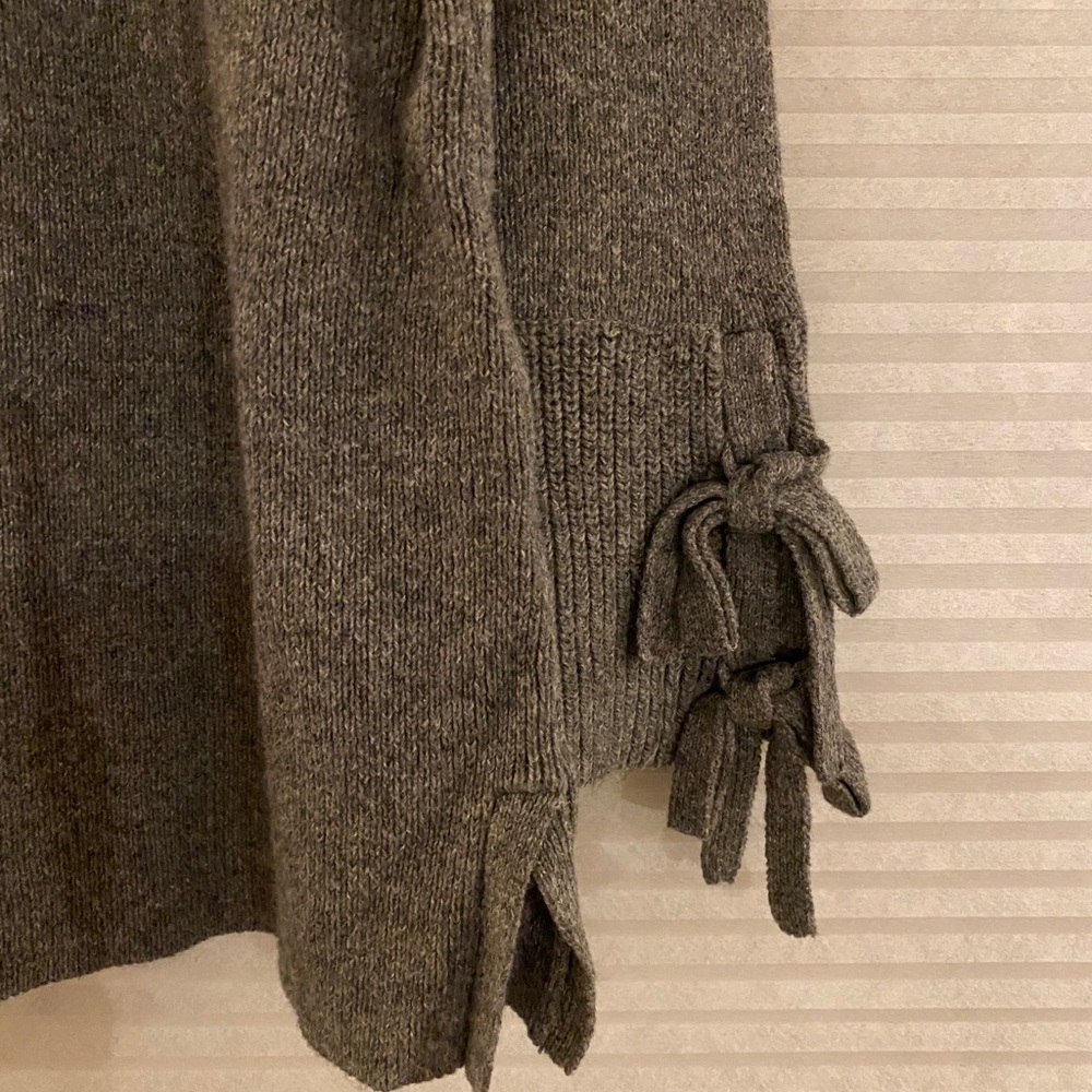 Grey knit sweater with 3/4 sleeves and tie detail - Picture 2 of 3